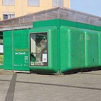 Foto vom nGbK-Pavillon ›Klassenzimmer der Zukunft‹ vor der ASH Berlin