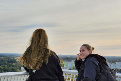 Symbolbild von einem Buddy-Paar mit Blick über Berlin